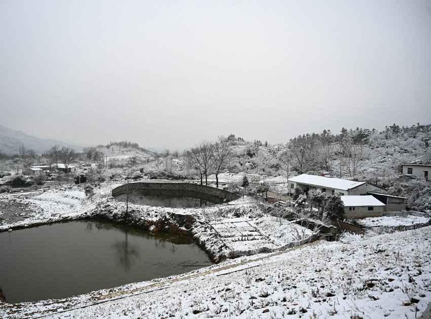信阳市新县：雪落红城 美如水墨画卷_fororder_被雪覆盖的小村子（焦汉平  摄）
