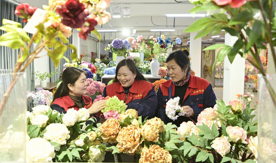 南阳社旗：内陆小城“花开”全球_fororder_员工在整理仿真花 摄影 张峰