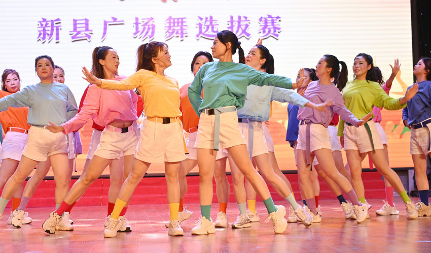 “豫出彩·一起来”新县广场舞选拔赛激情开赛_fororder_比赛现场5（焦汉平 摄）
