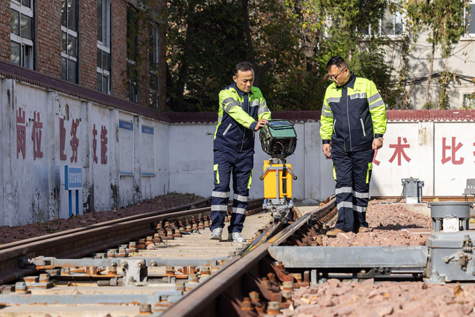 【中国梦·大国工匠篇】徐鹏：24年躬耕毫厘间 当好钢轨“把脉问诊”人