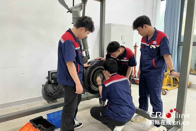 坚持特色办学 信阳航空职业学院打造航空职业教育新高地_fororder_4
