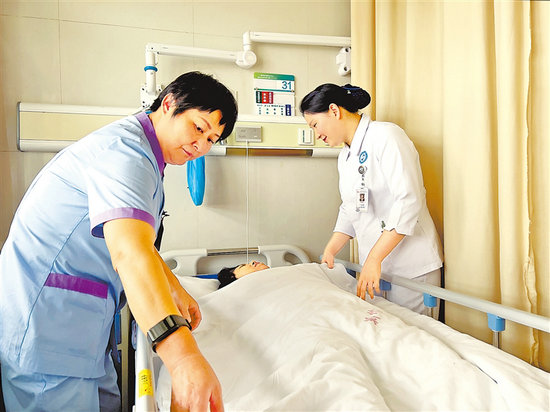 避免一人住院全家忙乱 “免陪照护”运行月余效果如何_fororder_基层之声版01_s
