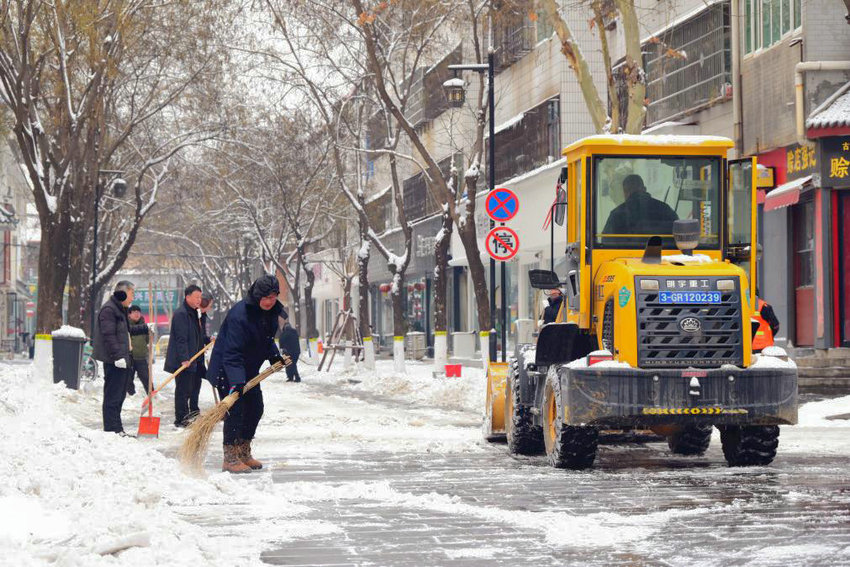 南阳市社旗县：除冰扫雪保安全_fororder_人机合作除雪 摄影 申鸿皓