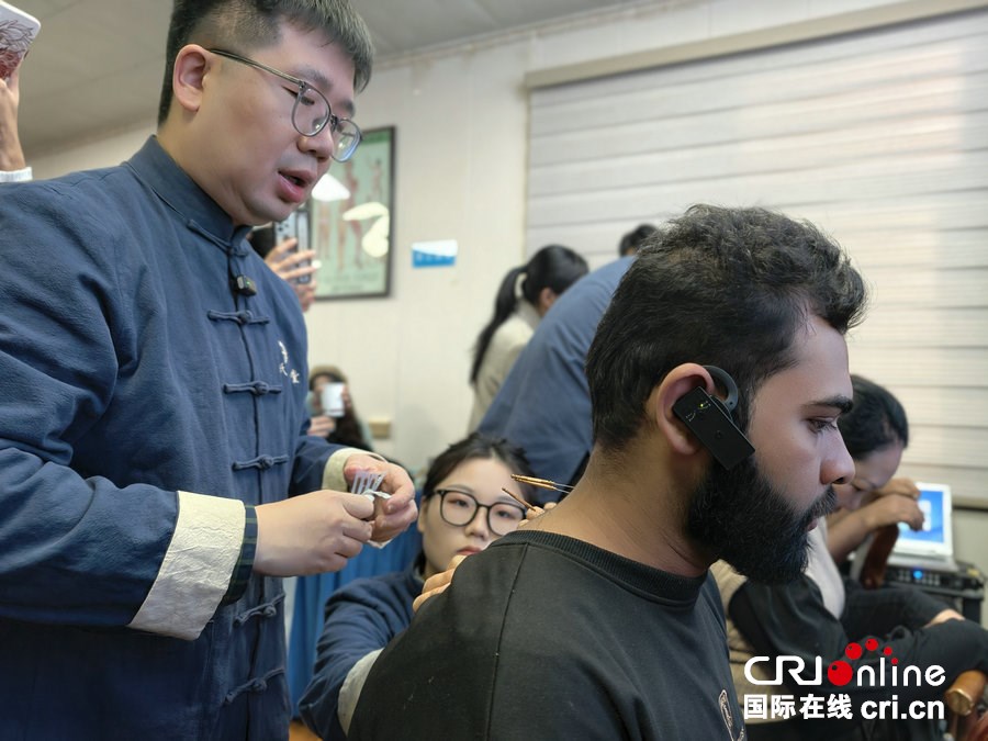 “针”不错！外国青年、网络达人揭开中医针法神秘面纱_fororder_5