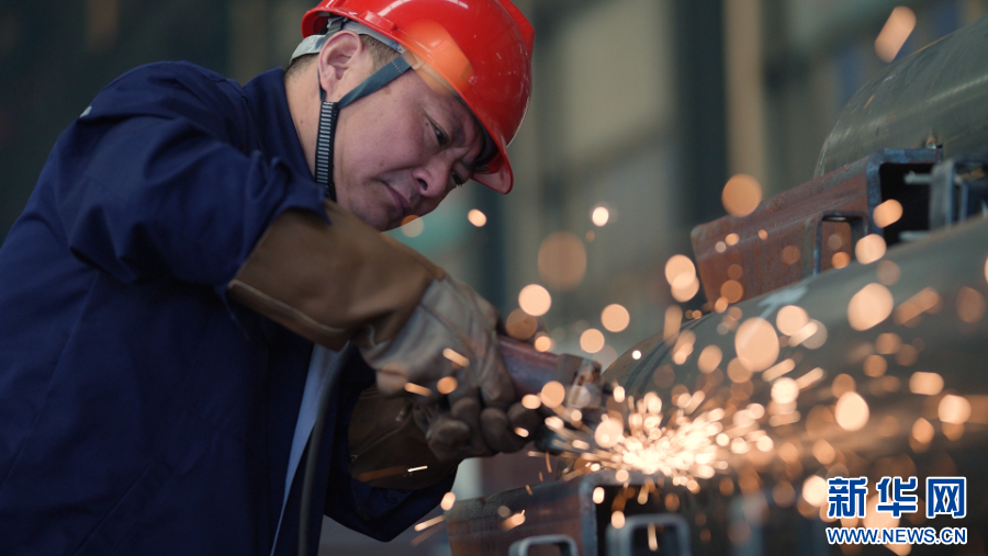 中国梦·大国工匠篇 | 崔建新：焊花映初心 匠心护铁塔
