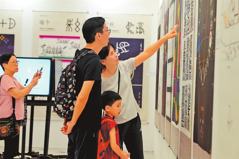 “了不起的甲骨文”香港展持续火热 来了大批“小观众”