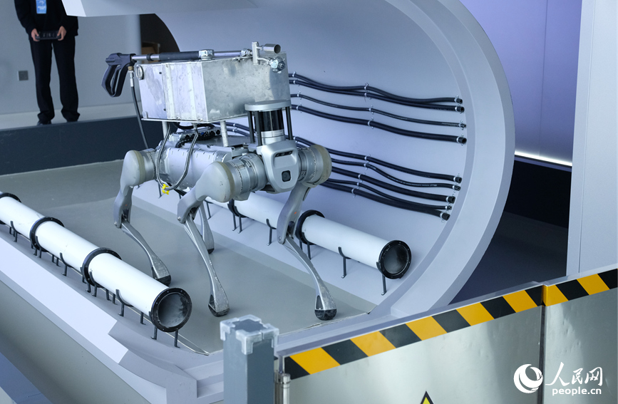 郑州机器人训练场：让“出厂新手”变“岗位能手”_fororder_LOCAL17731976625619PWRNNHC5E