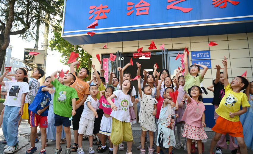 信阳市新县：书香伴暑假 阅读润童心_fororder_开心的孩子们（焦汉平 摄）