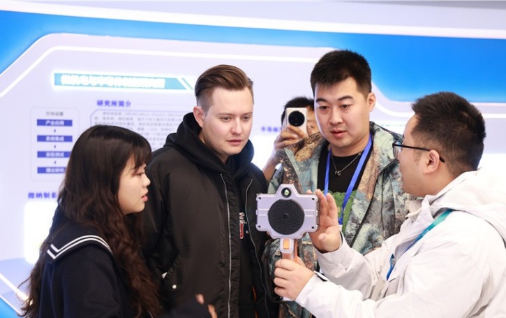 【2024打卡中国】外国网红在郑州发现产业新貌 感受“科技郑”澎湃活力（组图）