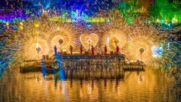 洛阳元宵氛围拉满！隋唐城遗址植物园里赏花灯看打铁花 流光溢彩闹佳节