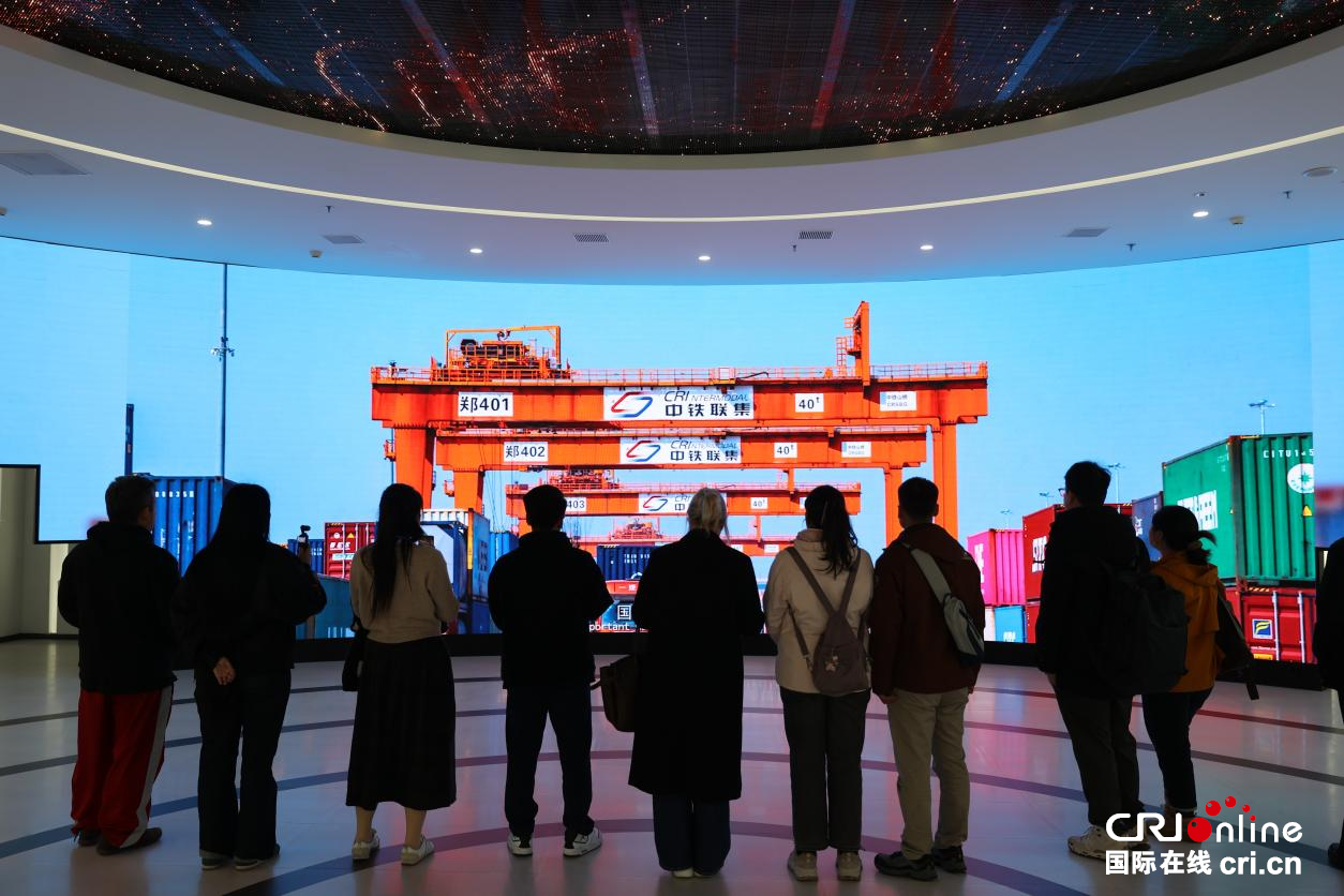 【2025打卡中国】中老“立体互联”有多硬核?老挝网红在郑州亲眼见证