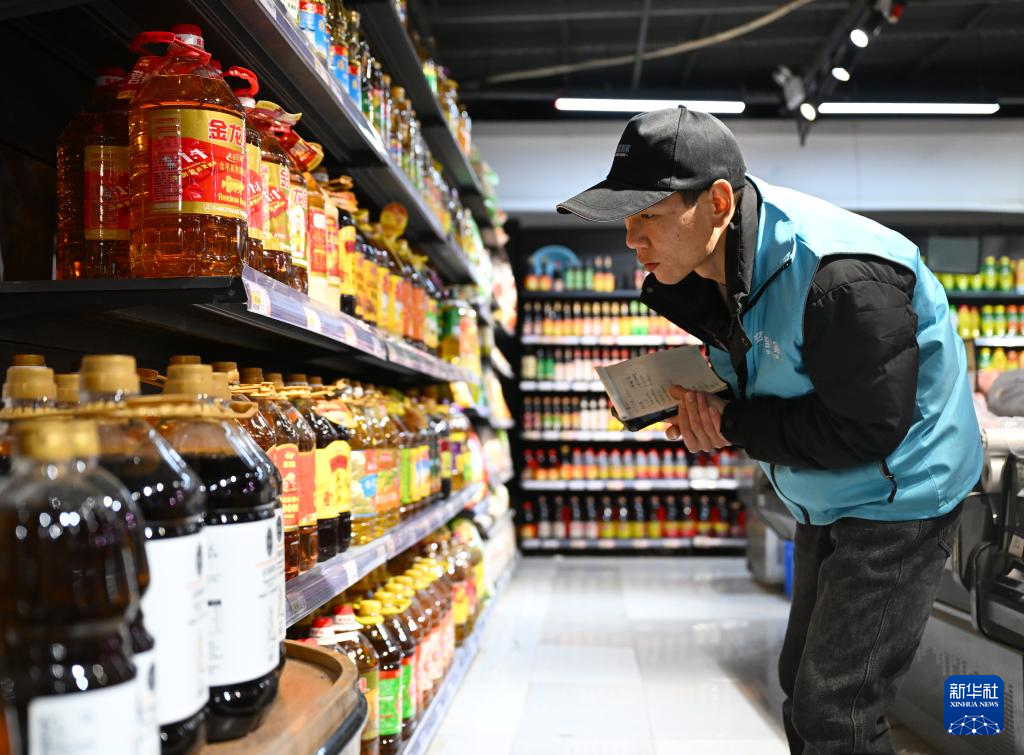 新春走基层丨乡村“跑腿员” 把过年的“牵挂”送回家_fororder_20260212ddf34a1276f0441cbaaf99e3e071a424_202602121275724e28bf4c06a48350b69d8c301b