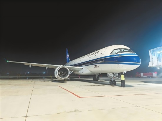 平稳落地南阳机场 C919完成国内支线机场商业首航_fororder_p51_s