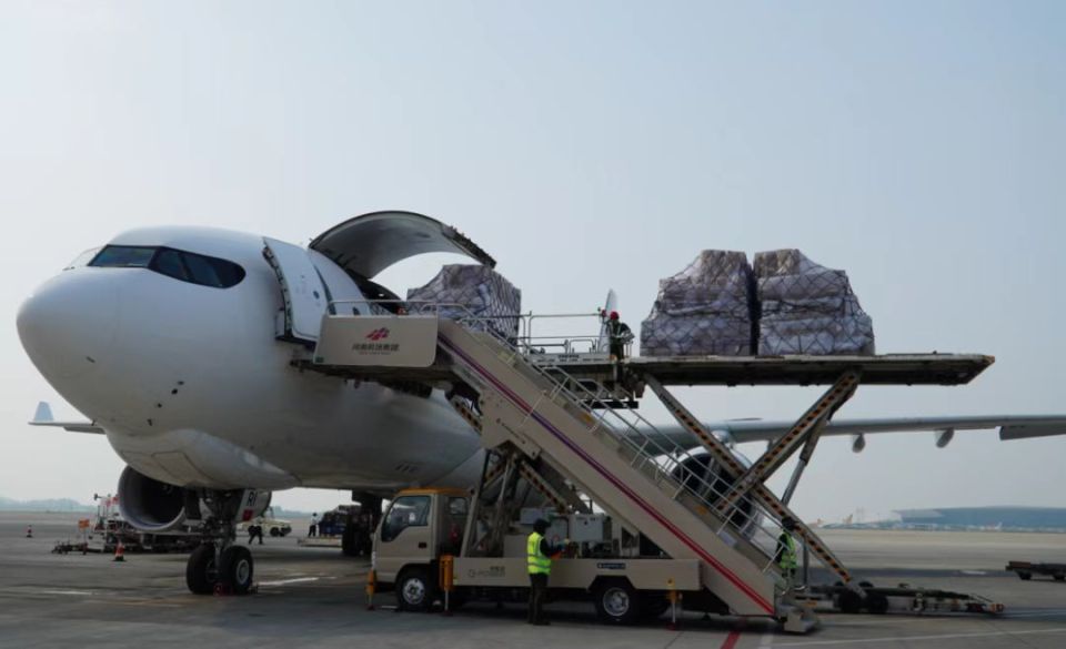 “空中丝路”扩容增效 枢纽建设提级进位！郑州机场年货邮吞吐量飞跃100万吨