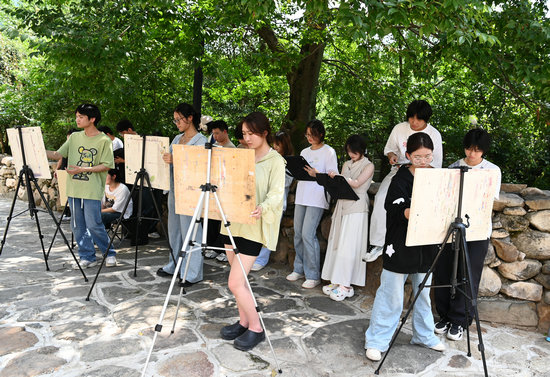 信阳市新县：古村研学热潮涌动 文旅融合焕新活力_fororder_写生（焦汉平 摄）