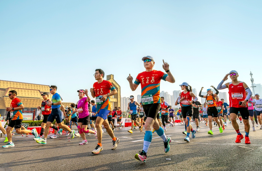 赴安马 读殷商！2.6万名跑者解锁“有文化的马拉松”_fororder_LOCAL1774176611971L5V68D5B0G