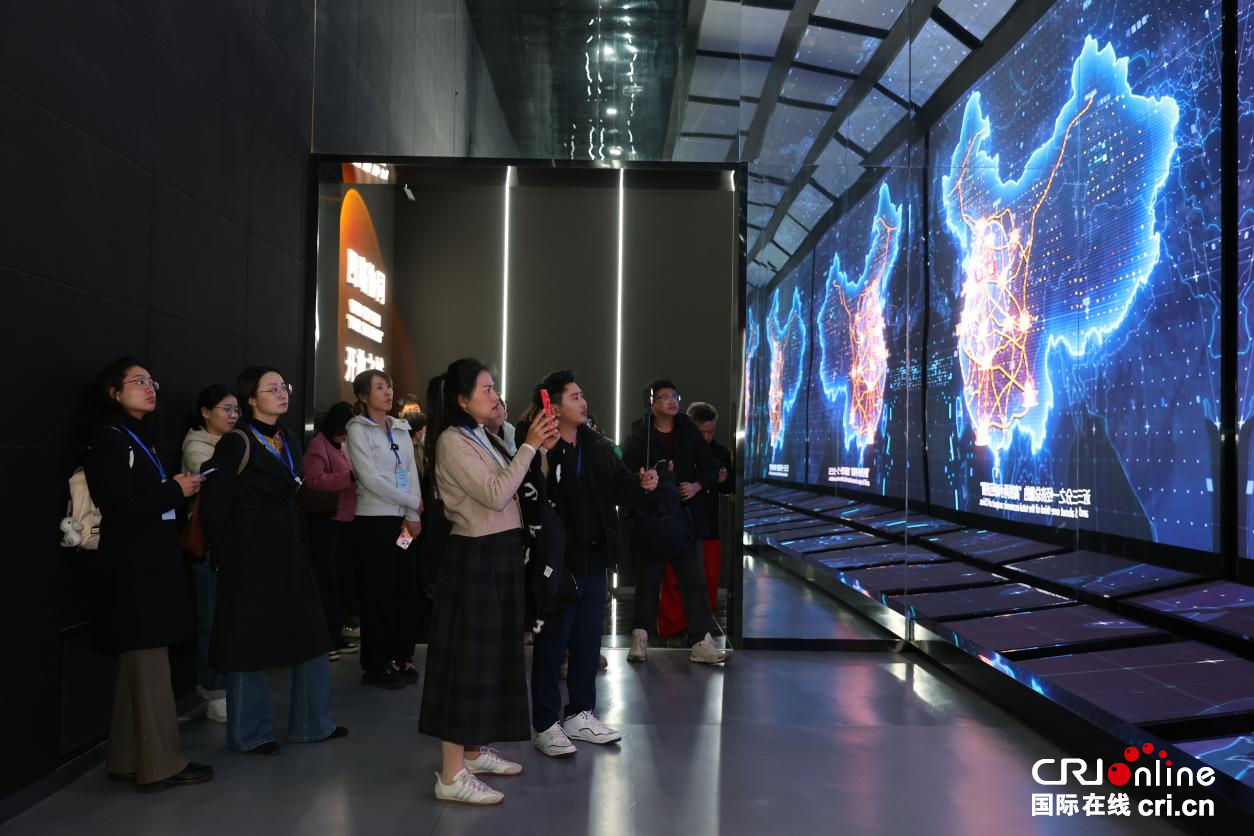 【2025打卡中国】中老“立体互联”有多硬核?老挝网红在郑州亲眼见证