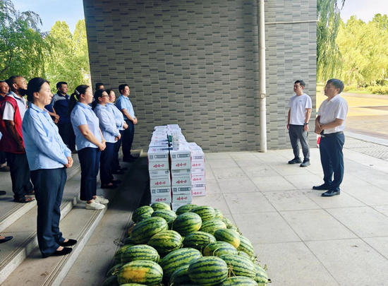 漯河医专：“夏日送清凉”暖人心 致敬高温下的坚守者_fororder_图片1