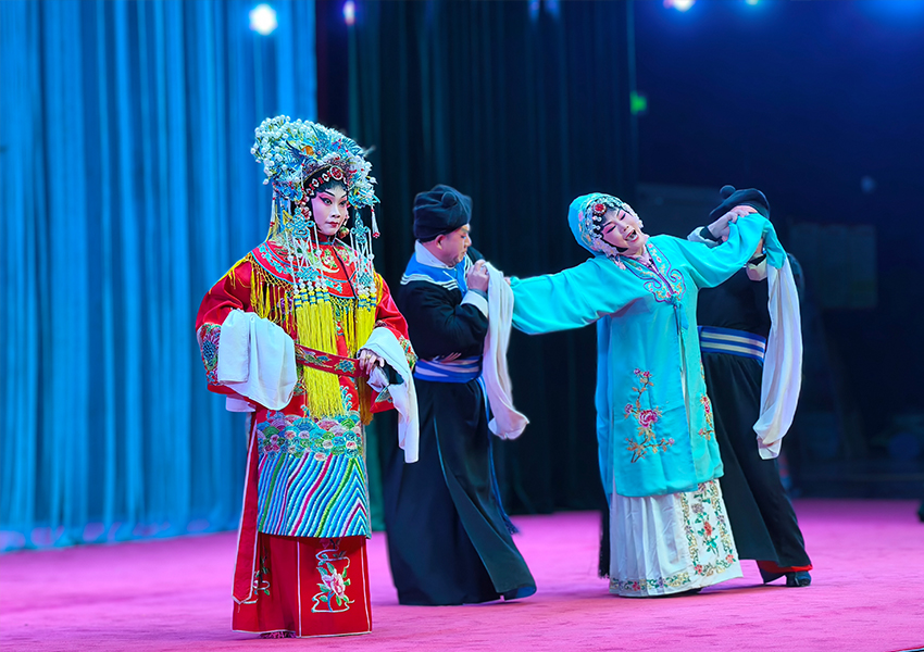 三门峡市渑池县曲剧团破解发展困局 赋能传统戏曲新生_fororder_《哑女告状》演出现场，演员们在台上倾情演绎 摄影 王保龙