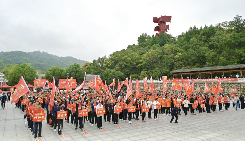 2025年河南省红色运动会在信阳市新县火热开赛_fororder_活动现场（焦汉平 摄）