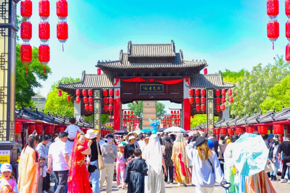 “赴一场汉服之约”爆火 洛邑古城做对了什么？