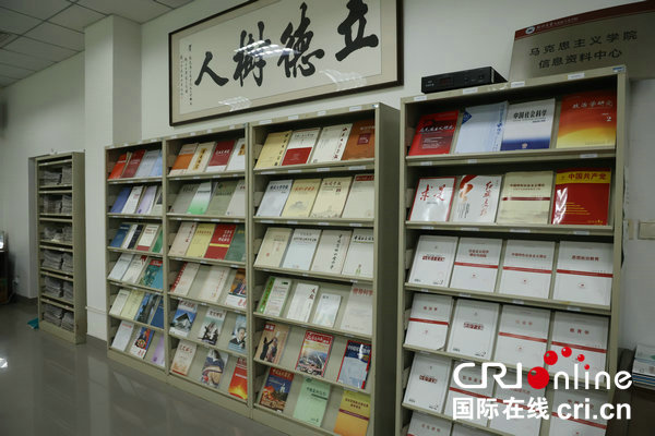 【青春华章·豫你同行】郑州大学：考古发现厚植文化自信 思政“金课”培育时代新人_fororder_马克思主义学院信息资料中心 摄影 张雨晴.JPG
