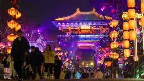 河南开封：错峰出行 快乐赏灯