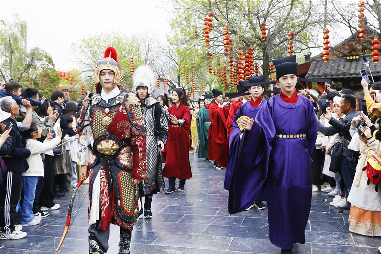 探访河南景区NPC 这碗“青春饭”滋味如何（特别关注）