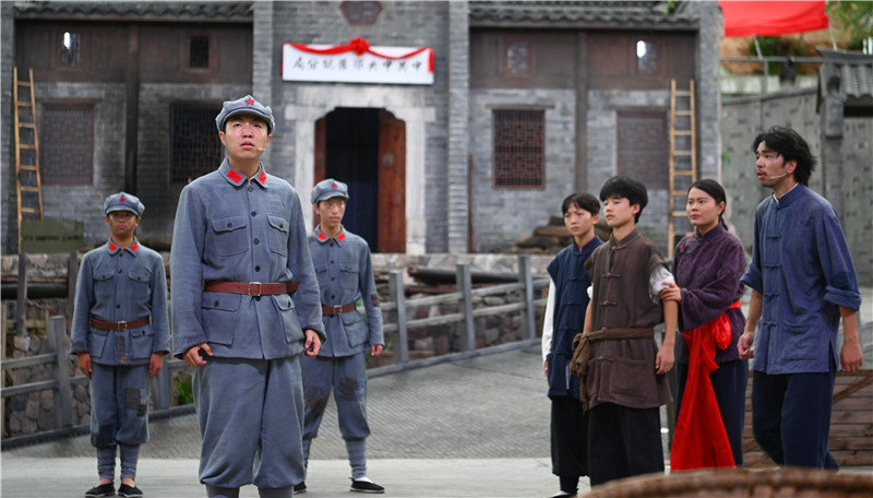 大型红色实景演出《红旗不倒大别山》 在新县首演_fororder_演出现场5（焦汉平 摄）