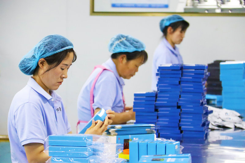 南阳市卧龙区：艾草企业生产忙_fororder_员工加紧包装产品 摄影 王小军.JPG