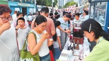 本草茶饮、香囊手作、AI体质分析……中医药夜市成年轻人赶集新宠