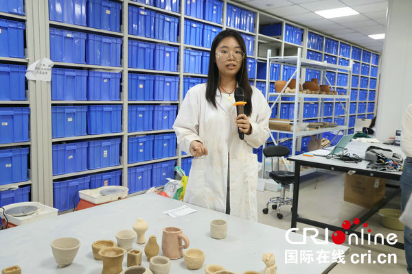 【青春华章·豫你同行】郑州大学：考古发现厚植文化自信 思政“金课”培育时代新人_fororder_郑州大学考古与文化遗产学院考古学专业硕士研究生许雯介绍考古要点 摄影 张雨晴.JPG