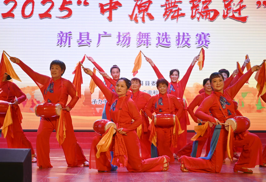 “豫出彩·一起来”新县广场舞选拔赛激情开赛_fororder_比赛现场4（焦汉平 摄）