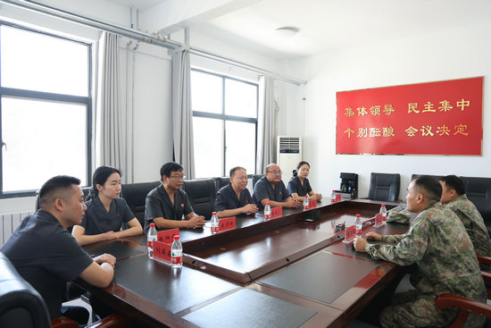 河南省灵宝市法院：法润军营暖兵心 共筑法治强军梦_fororder_座谈会 摄影 张芸曦.JPG