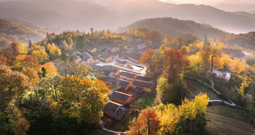 信阳市新县：红绿交响绘新卷 老区振兴谱华章_fororder_韩山古村落（王玉新 摄）