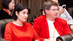 “豫”见中国年|俄罗斯驻华大使馆公使衔参赞夫人Salimullina Liliia首次体验中国年 直呼“Amazing”_fororder_19768553