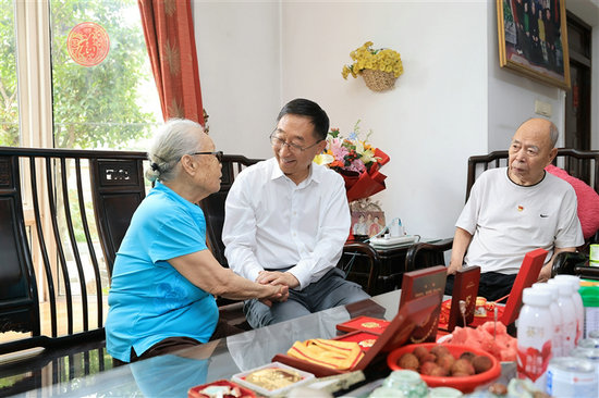 河南省委书记刘宁“七一”前夕走访慰问老党员老战士_fororder_微信图片_20250701015336_s
