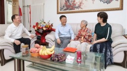 河南省委书记刘宁走访慰问参加过抗战的老战士老同志并颁发“中国人民抗日战争胜利80周年”纪念章