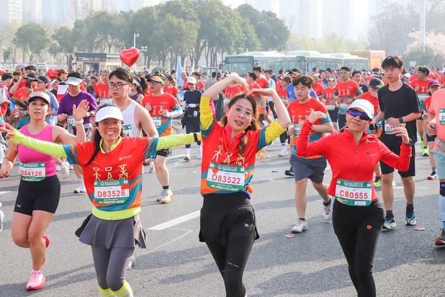 赴安马 读殷商！2.6万名跑者解锁“有文化的马拉松”_fororder_LOCAL1774176610680Y1VHXBI4VT