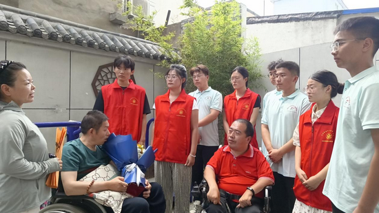 开封市杞县开展“礼遇英雄模范 传承雷锋精神”暑期实践活动_fororder_图片2