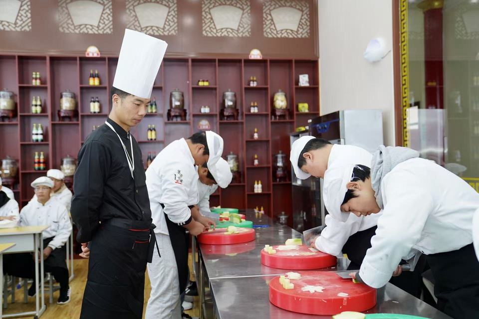 致力于培养“双高”型匠才 郑州技师学院有什么绝活？