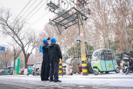 国网济源供电公司积极应对降雪 保障电力供应_fororder_图片9