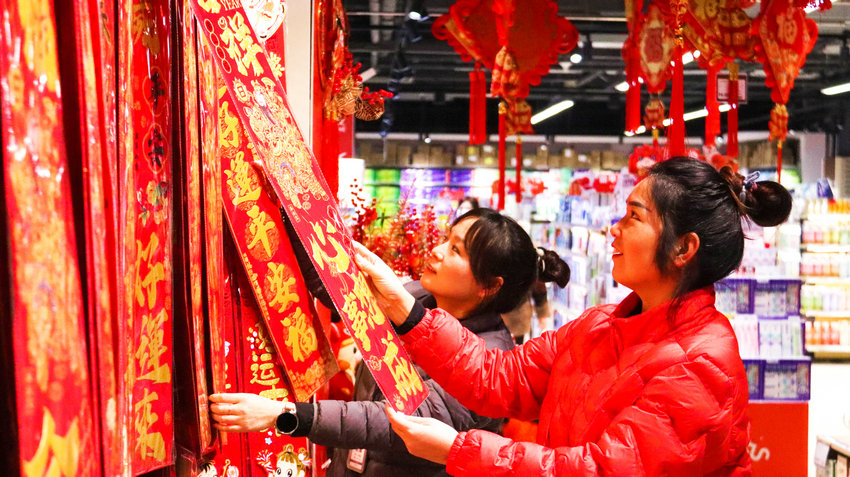 南阳市卧龙区：买年货 迎新春_fororder_市民选购春联.JPG