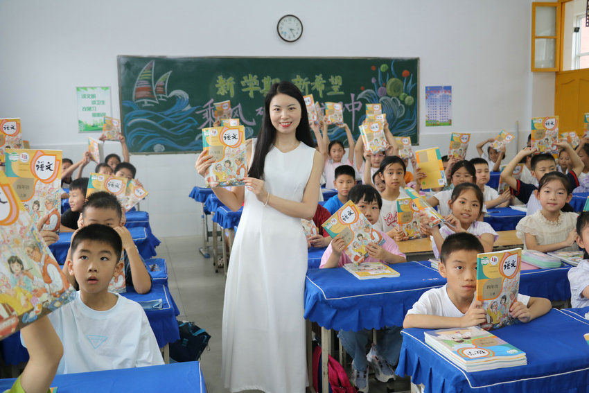 新学期 新气象 信阳市新县中小学喜迎2025年秋季开学_fororder_新县首府实验学校，师生共赴课堂（新县教体局供图）.JPG