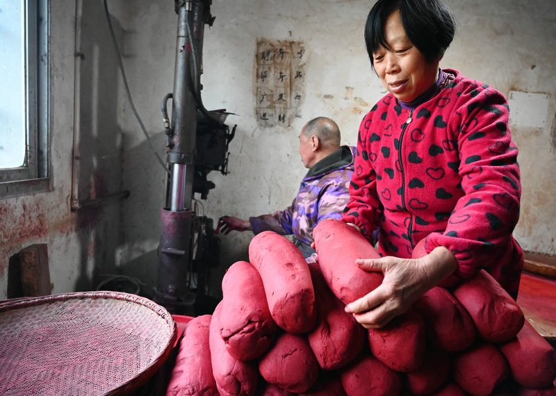 信阳市新县：古法藏香韵 匠心守一方_fororder_制香中（焦汉平 摄）