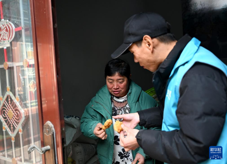 新春走基层丨乡村“跑腿员” 把过年的“牵挂”送回家_fororder_20260212ddf34a1276f0441cbaaf99e3e071a424_20260212db098ac88b0f4f9698a79fa89e24af7d