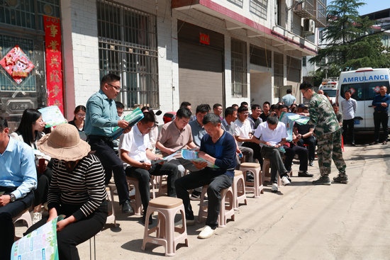 河南省地质灾害避险演练在信阳市商城县举行_fororder_向群众宣传地质灾害避险知识