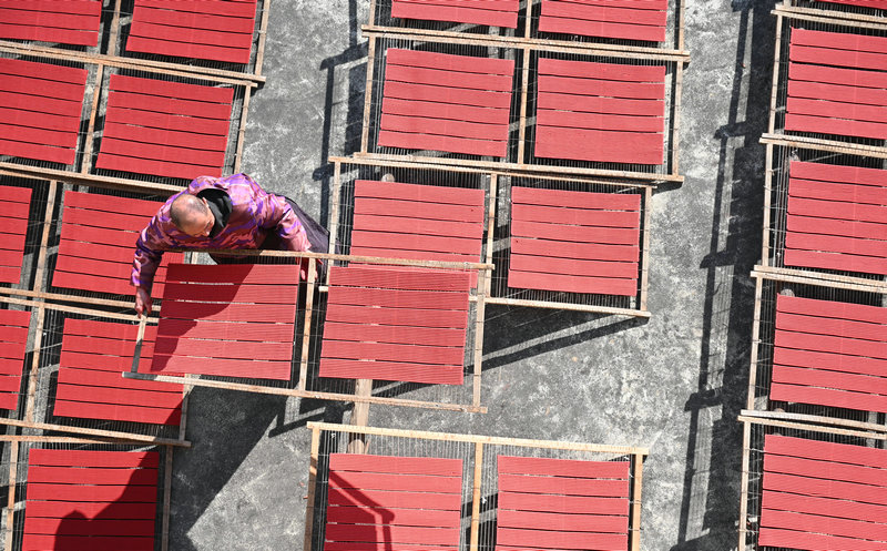 信阳市新县：古法藏香韵 匠心守一方_fororder_晒香（焦汉平 摄）