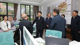 河南省委书记刘宁在郑州市看望慰问教师代表
