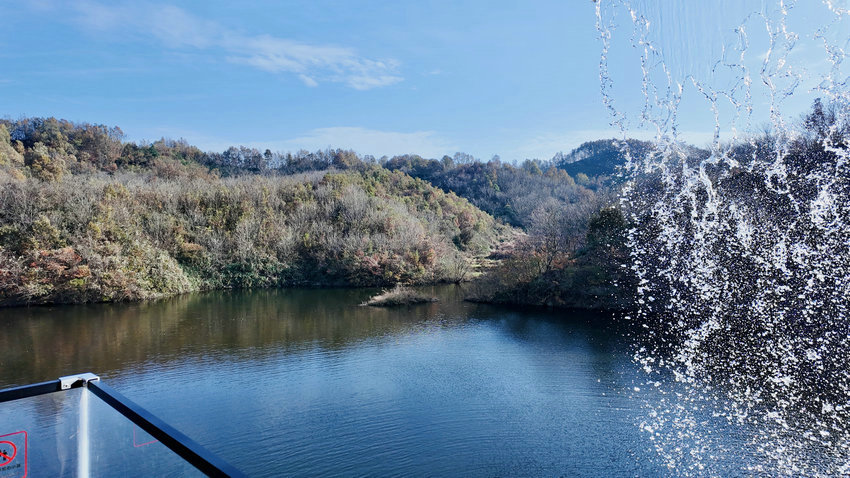 信阳市浉河区：观瀑品饮处 小院迎客来_fororder_茶山环抱，飞瀑倾泻。 陈笑闻 摄